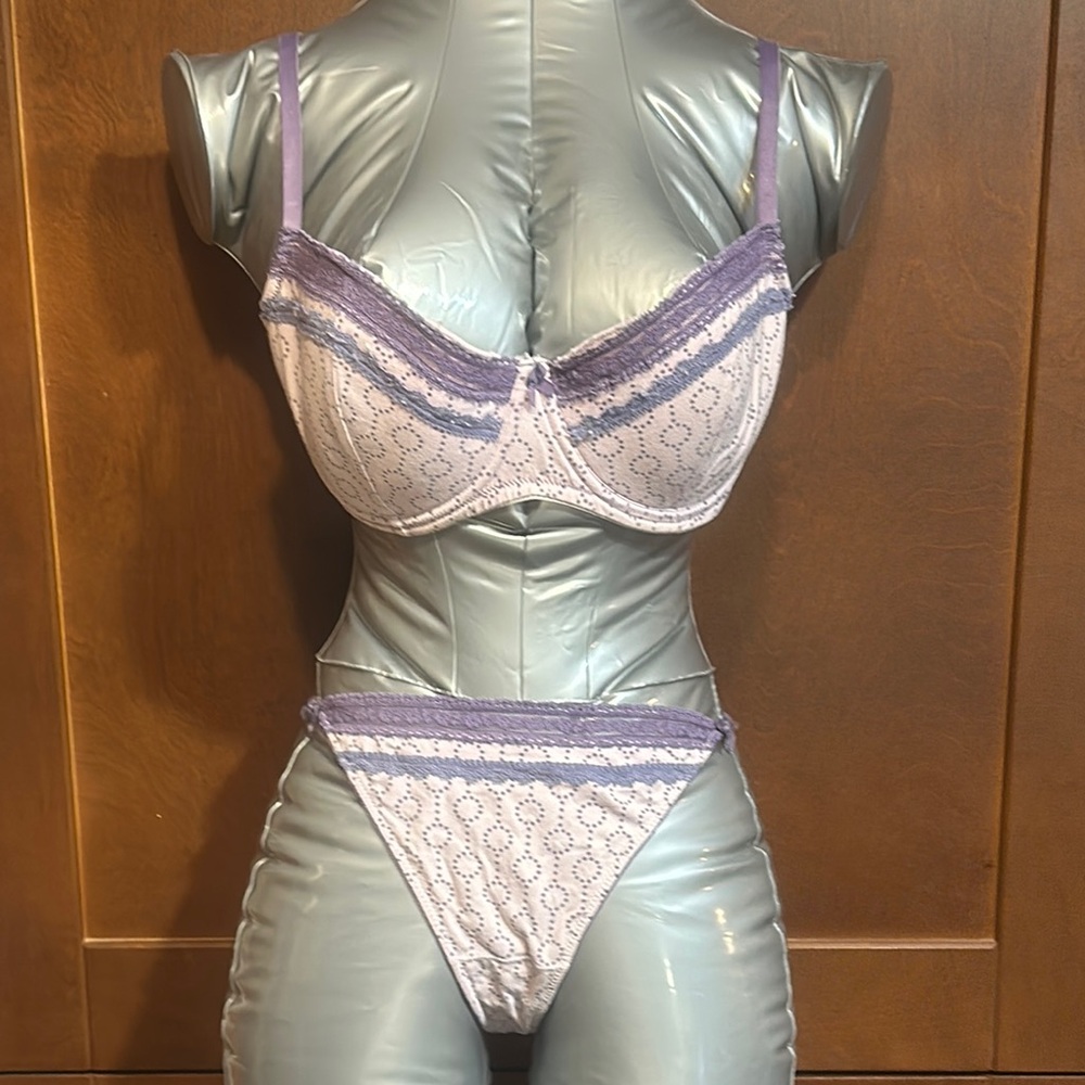 Polka dot bra and thong panty set. wired.  large